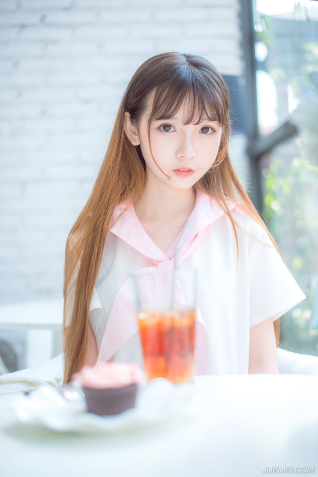 “好像蝉儿姐姐这些年也没变过，反倒是我们都快老了，你说是不是夫君偏心，传了蝉儿姐姐什么不传之秘？”小乔好奇道。